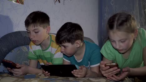 Kids-playing-in-the-tablet