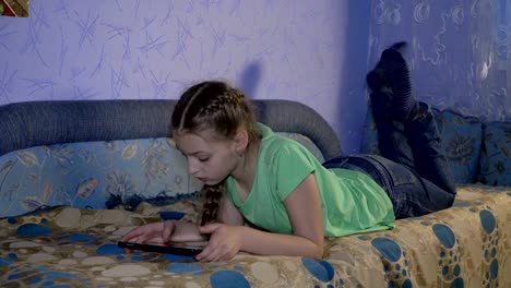 Girl-play-with-tablet-pc