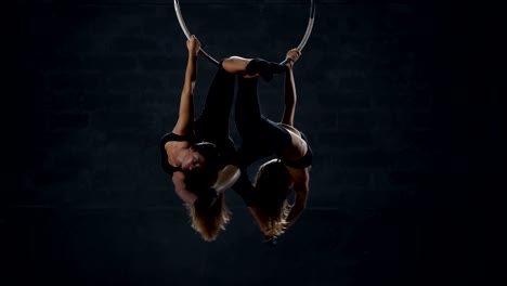 Anmutige-Mädchen-führt-eine-gymnastische-Element-der-aerial-Hoop