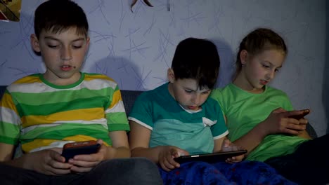 Jungen-und-Mädchen-spielen-in-der-Tablette