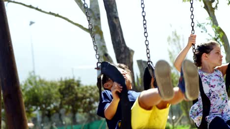 Schüler-auf-Spielplatz