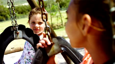 Schüler-auf-Spielplatz