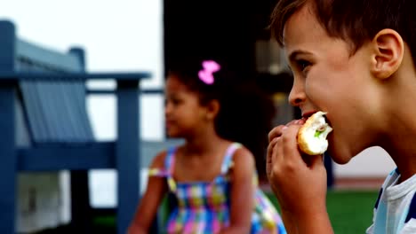 Niño-comiendo-bocadillos-en-aula