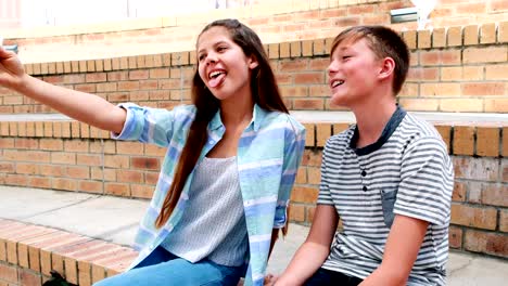 Niños-de-la-escuela-tomando-selfie-desde-teléfono-móvil