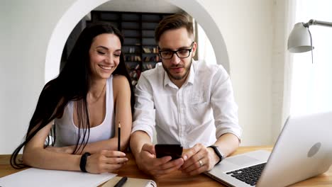 Partner-nehmen-Selfies-am-Handy-im-Arbeitsbereich