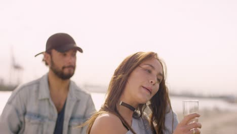 Joven-mujer-de-cabello-marrón-para-batir-detrás-el-pelo-y-bailar-un-poco