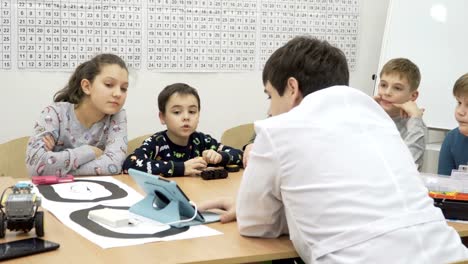 Group-of-elementary-school-children-in-classroom-at-lesson