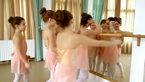 Grupo-de-pequeñas-bailarinas-realizando-y-bailando-ballet-en-el-estudio-de-danza