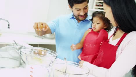 Padres-de-la-chica-de-escuela-étnica-pre-cocción-cocina-hogar