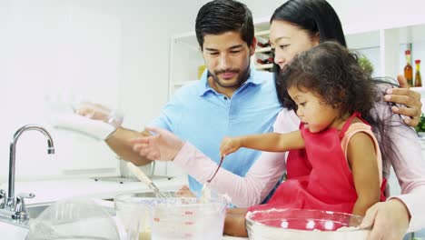 Niña-asiática-divirtiéndose-con-los-padres