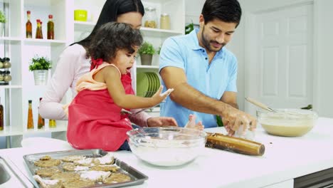 Kleine-Asiatin-Spaß-Backen-mit-Eltern