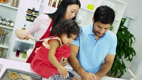 Asiatisch-Chinesisch-Eltern-Pre-School-Tochter-Küche-Backen