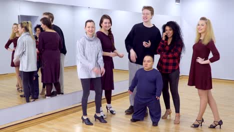 Joven-grupo-de-bailarines-se-encuentra-en-el-gimnasio-y-hablando