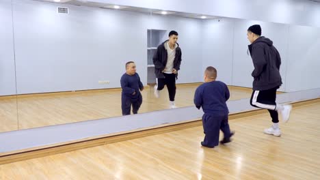 A-lot-of-people-dances-in-front-of-the-mirror-in-light-studio