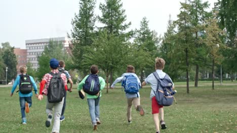 Jungen-zur-Schule-laufen