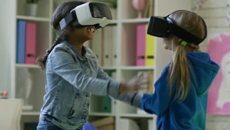 Kinder-mit-VR-Brille-und-spielen-in-der-Schule