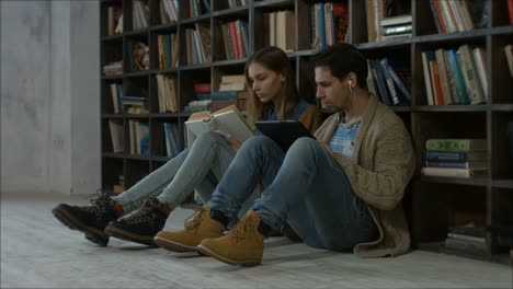 Estudiantes-después-de-clases-en-la-biblioteca