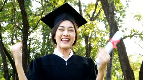 Junge-asiatische-Frau-Schüler-mit-Abitur-Hut-und-Kleid,-Garten-Hintergrund,-Frau-mit-Graduierung-Konzept.