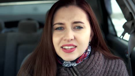 woman-is-singing-in-the-car