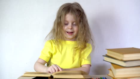 Niña-hermosa-linda-es-leer-el-libro.