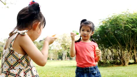 Asiatische-Kid-Olay-Blase-zusammen-im-Park.