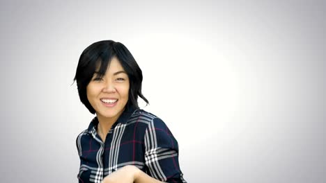 Junge-asiatische-Frau-Lächeln-und-tanzen-auf-weißem-Hintergrund