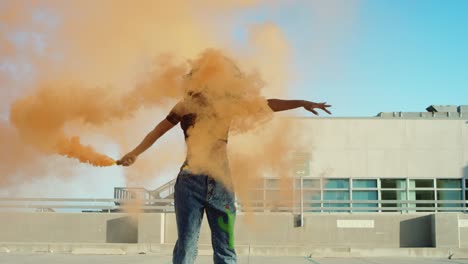 Joven-bailando-fuera-con-granadas-de-humo-al-atardecer-en-el-garaje-de-estacionamiento-en-la-azotea