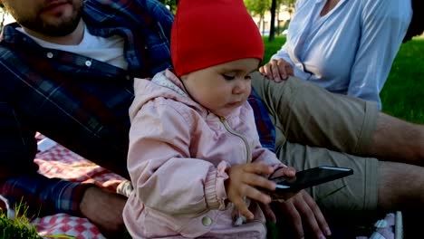 Kleines-Mädchen-Smartphone-in-den-Händen-halten-und-lachen-Nahaufnahme