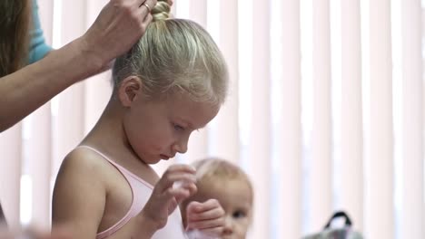 Madre-haciendo-Ballet-Bun