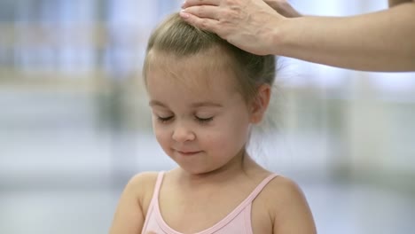 Hilft-Tochter-vorbereiten-für-Ballett-Klasse