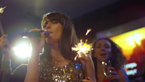 Mujer-cantando-Karaoke-con-fuegos-artificiales-luces-de-Bengala