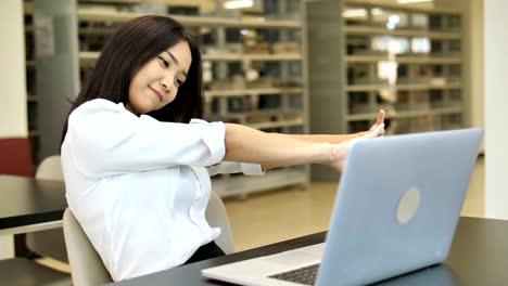 4K-lenta:-retrato-de-una-muchacha-estudiante-asiática-hermosa-sueño-con-portátil-en-la-biblioteca