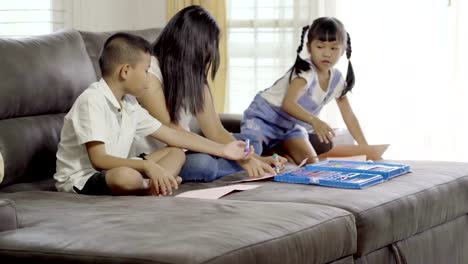 Asiatische-Familien,-Mütter,-Söhne-und-Töchter-malen-gerne.