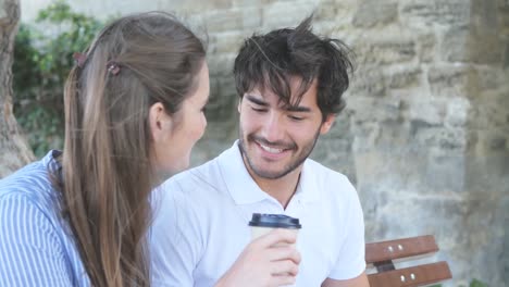 einige-junge-Studenten-Mann-und-Frau-gemeinsam-mit-Laptop-Computer-in-einer-Straße-im-Freien-im-Sommer