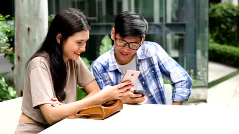 Couples-are-happy-to-talk-and-shopping.