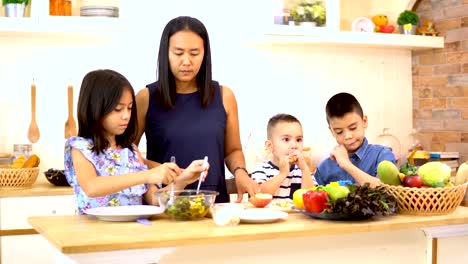 Las-familias-son-felices-con-instrucciones-de-cocina