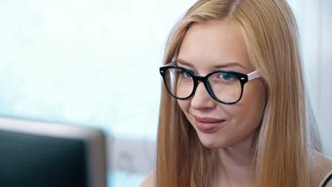 Mujer-rubia-en-gafas-de-trabajo-en-equipo