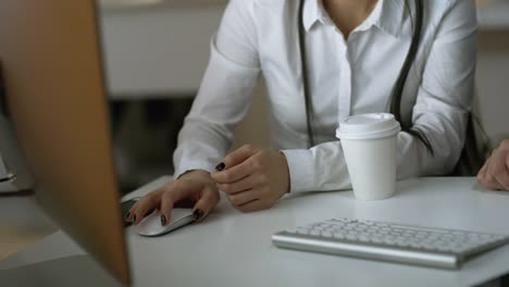 Müde-Büroangestellte-mit-Computer