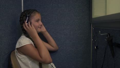 Little-girl-undergoes-a-hearing-test