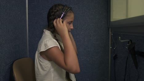 Little-girl-undergoes-a-hearing-test