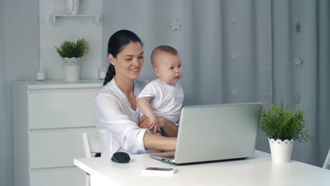 Geschäftsfrau-Mutter-Frau-mit-einem-Kleinkind,-arbeiten-am-computer