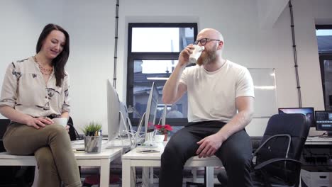 Workers-sitting-on-desks-and-taking-break