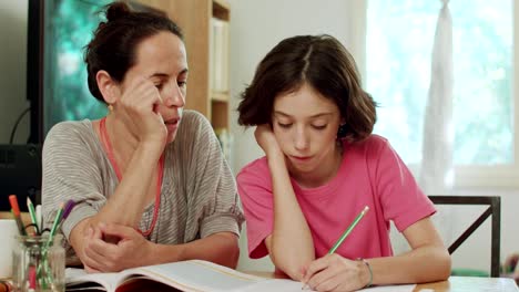 Madre-ayudando-a-su-adolescente-hija-a-hacer-su-tarea