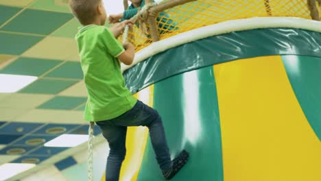 Niño-de-escalada-inflable-en-la-sala-de-juegos