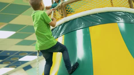 Junge-aufblasbare-Bergbesteigung-im-Spielzimmer