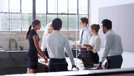 Chefin-hält-eine-Brainstorming-Sitzung-in-einem-modernen-Büro