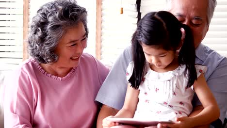 Niña-jugando-en-casa-de-la-tableta.-personas-con-familia,-estilo-de-vida,-concepto-de-tecnología.-resolución-de-4-k