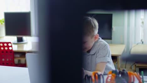 Zwei-lächelnde-Klassenkameraden-mit-Laptop