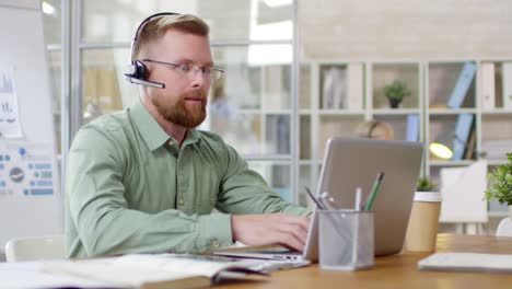 Gerente-de-Call-Center-trabajando-en-ordenador-portátil-y-Video-llamada