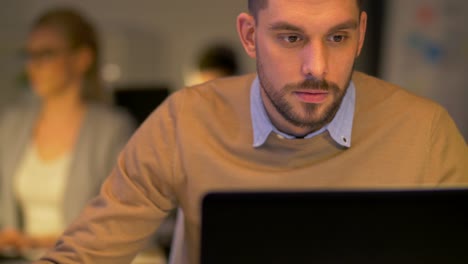 Büroangestellte-mit-Laptop-in-der-Nacht-arbeiten